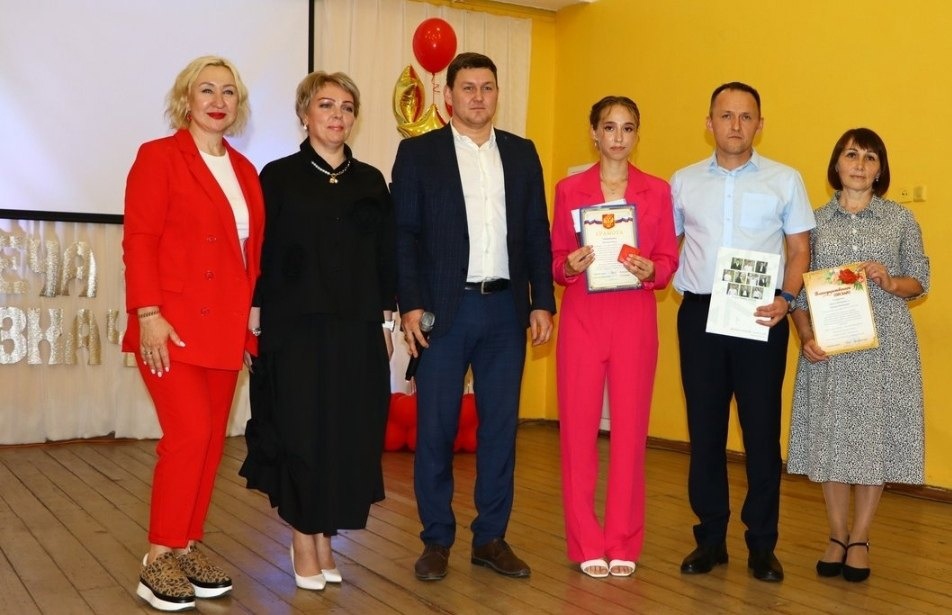 Торжественная церемония вручения аттестатов выпускникам одиннадцатого класса..